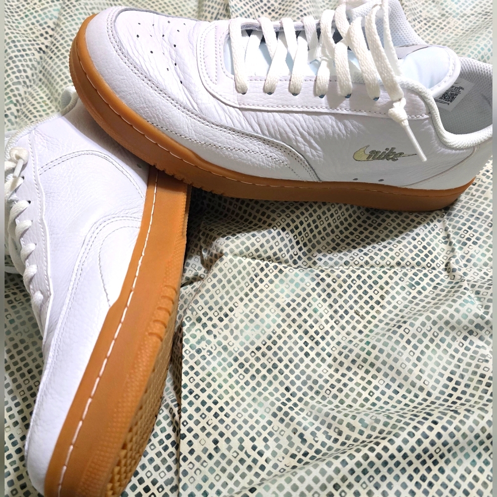 Nike low top sneakers men's size 9